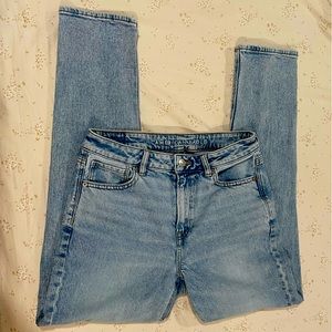 American Eagle Light Wash High Waisted Mom Jean Size 6 Long